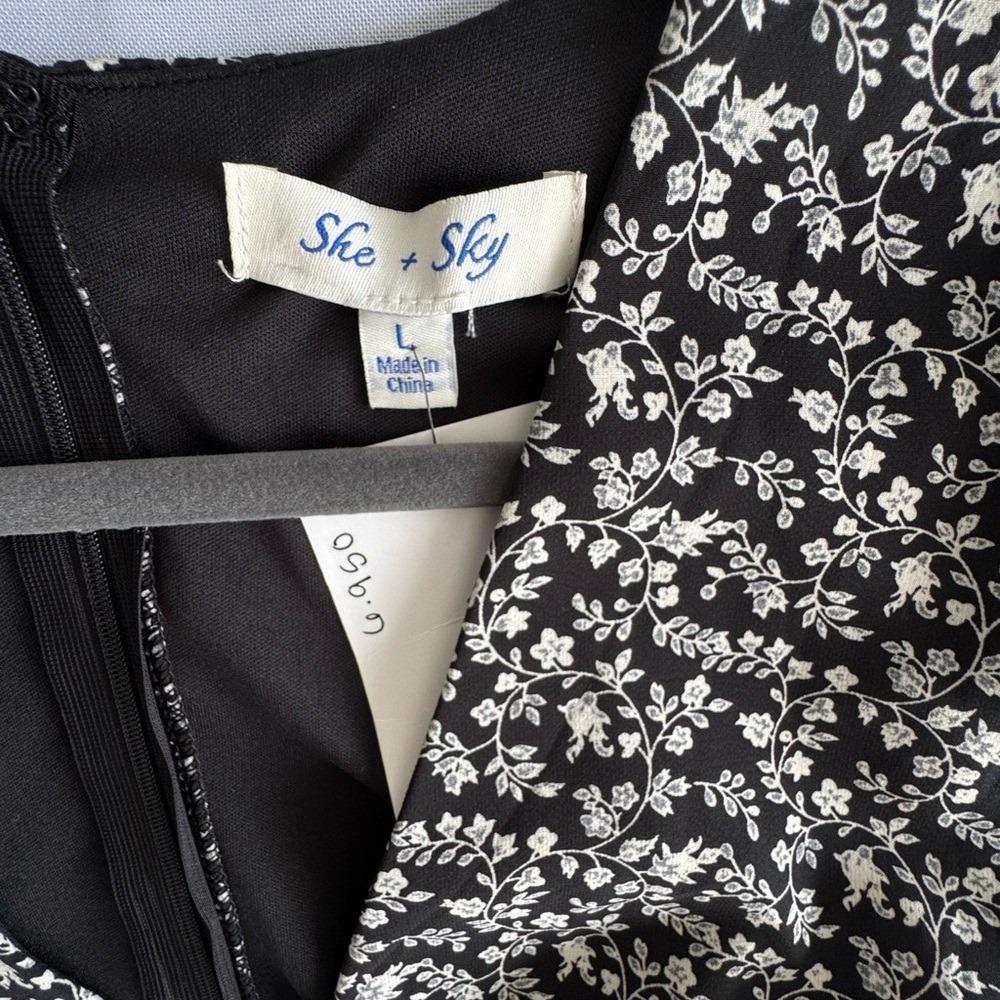 She + Sky Monochrome Floral Romper Size Large - Picture 3 of 7